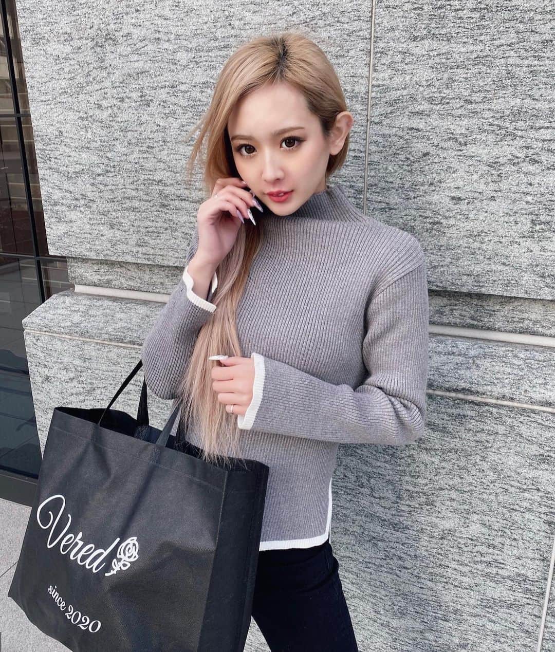 田村月光（ツッキー）のインスタグラム：「. 久々投稿( ¨̮ )‪‪❤︎‬AKEOME👸🏼💗 加工で顔白すぎ‪‪𐤔𐤔‬‪𐤔 ・ ・ ・ このtopsはVered🌹の新作‪‪❤︎‬ 発売日と値段は今度ストーリーあげるね〜!!」