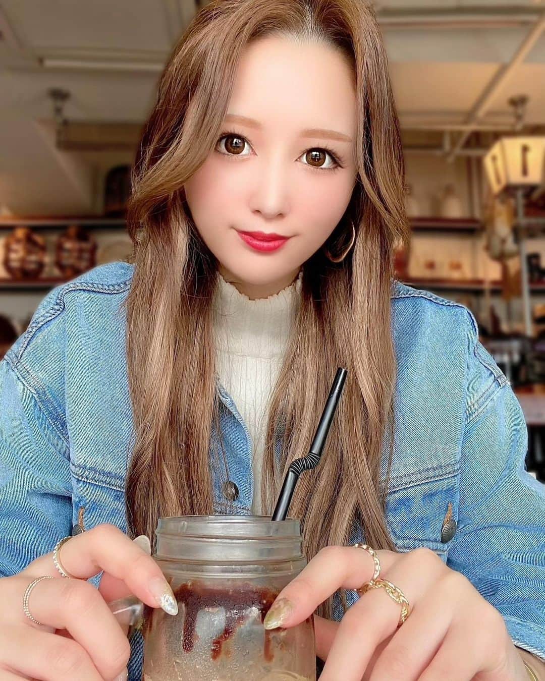 長沼まゆのインスタグラム：「遅くなってしまったけど… あけましておめでとうございます🎍 今年もよろしくね🤍  #アメリカンビレッジ #北谷カフェ #沖縄旅行 #ベージュカラー #ヘアエクステ #デニムコーデ」