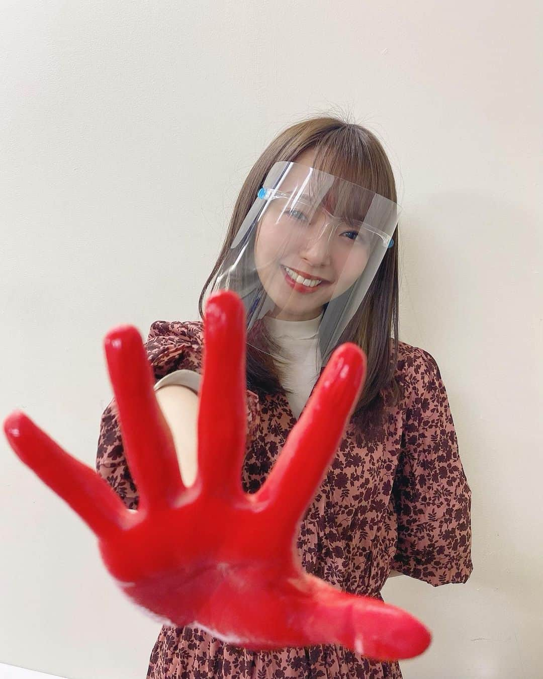 高畑結希さんのインスタグラム写真 - (高畑結希Instagram)「. 握手しますぅ？🥴🖐 真っ赤か〜🐙 . #オンライン #イベント #手形 #恋落ちフラグ #手 #は小さい方 #手相 #は濃い方 #ske48」1月8日 21時17分 - yuhki_takahata