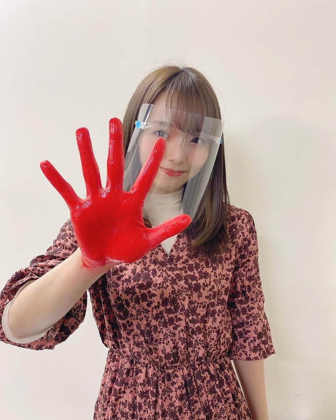 高畑結希さんのインスタグラム写真 - (高畑結希Instagram)「. 握手しますぅ？🥴🖐 真っ赤か〜🐙 . #オンライン #イベント #手形 #恋落ちフラグ #手 #は小さい方 #手相 #は濃い方 #ske48」1月8日 21時17分 - yuhki_takahata