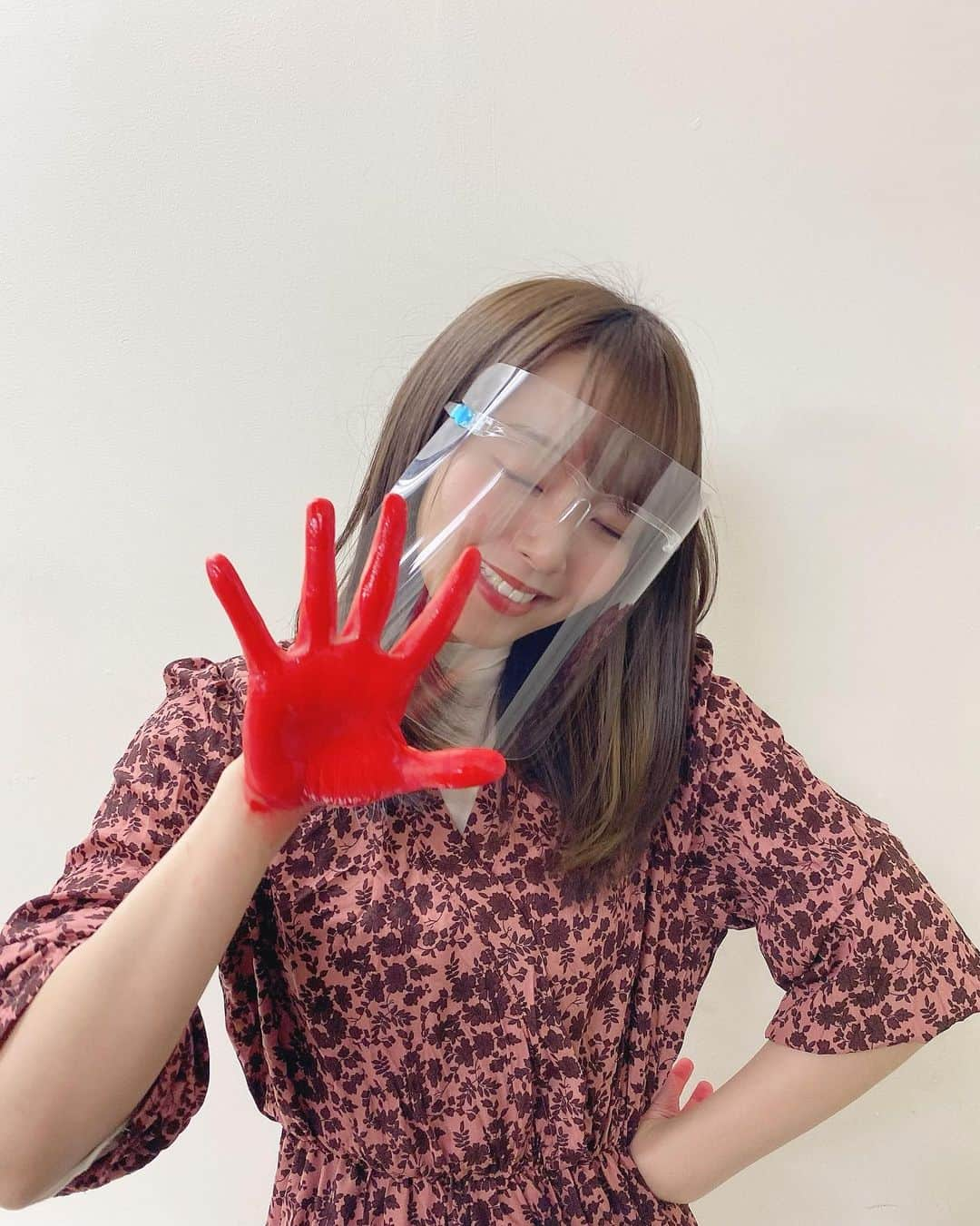 高畑結希さんのインスタグラム写真 - (高畑結希Instagram)「. 握手しますぅ？🥴🖐 真っ赤か〜🐙 . #オンライン #イベント #手形 #恋落ちフラグ #手 #は小さい方 #手相 #は濃い方 #ske48」1月8日 21時17分 - yuhki_takahata