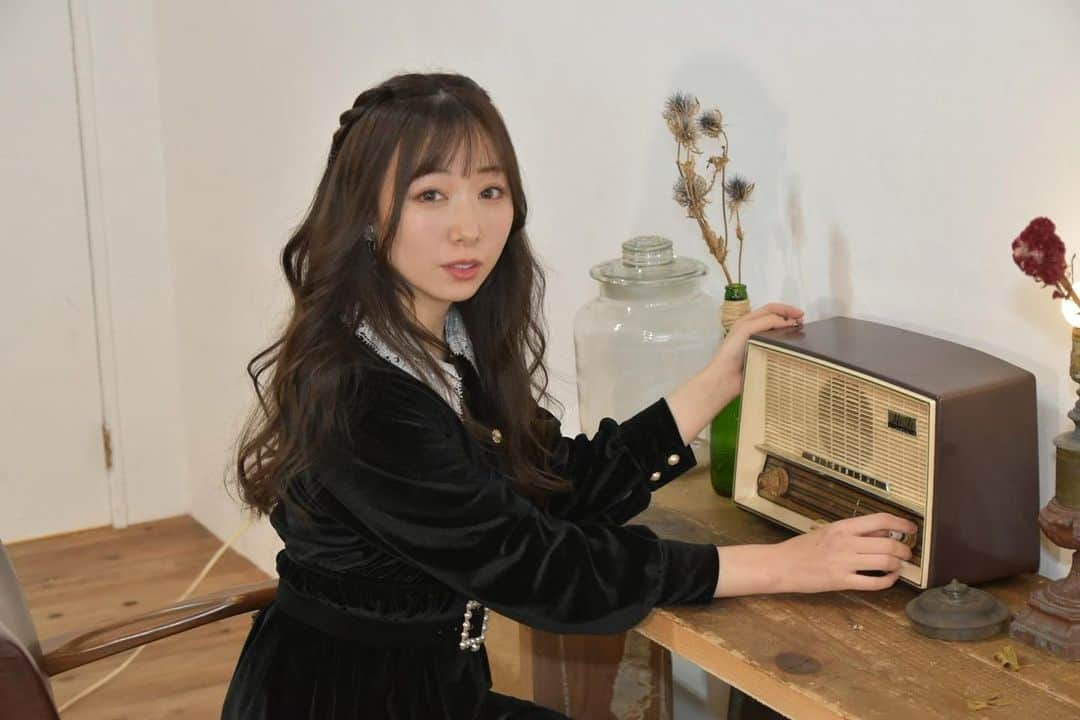 熊谷知花のインスタグラム：「radio📻  #ポートレート #モデル #アンティーク #アンティーク雑貨」