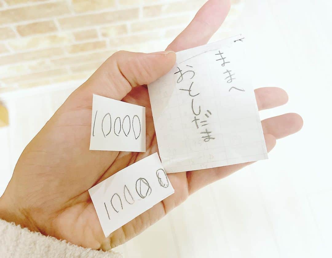 のインスタグラム：「娘からお年玉貰いました！ 「おとなはもらえないからあげるっ」 とのこと。  2万円も✨ どうやって使おうかな。笑  大事にします☺︎  #お年玉」