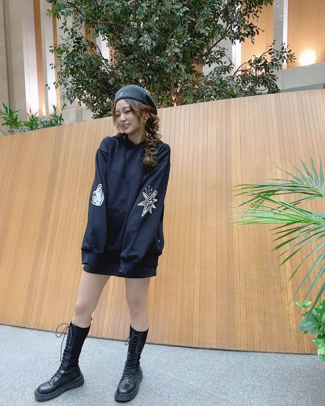 いっちゃん/嶋津 いつみのインスタグラム：「. . 誕生日にバンタンPOP UP に行った時に ゲットしたDNAのフーディ❤️ . . . . めっちゃ可愛くて ふつーに私服で着てる🐯💚 . . . . ちなみにXLでワンピースで着たかったんやけど 身長的に無理やった☹️💨 . . . . . ラジモララ♡ . . . #バンタン #bts #テテペン #クオズペン #amry #アミ友ちゃん募集 #関西  #関西サロモ  #サロンモデル #サロモ #いっちゃん  #フリーモデル #関西モデル  #あざといっちゃん #かわいっちゃん #いっちゃんコーデ  #ブライダルモデル #アレンジモデル #ヘアカラー  #ヘアアレンジ #くしゃ顔  #치맥  #좋아요환영 #소통환영 #팔로우환영 #팔로미 #인친환영 #친구해요 #셀카 #셀피」