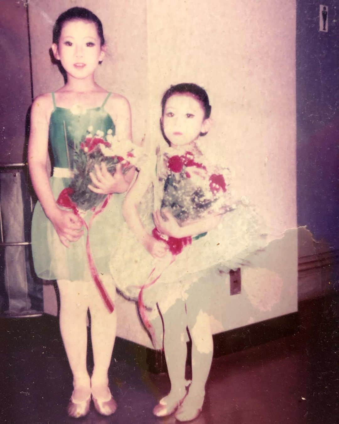 Liaさんのインスタグラム写真 - (LiaInstagram)「Me on the right🩰👧🏻 #ballet  #バレエ #発表会 #Lia #姉妹 #dance #写真 #oldphoto #古い写真 #懐かしい #memory」1月8日 21時24分 - lia_vocalist