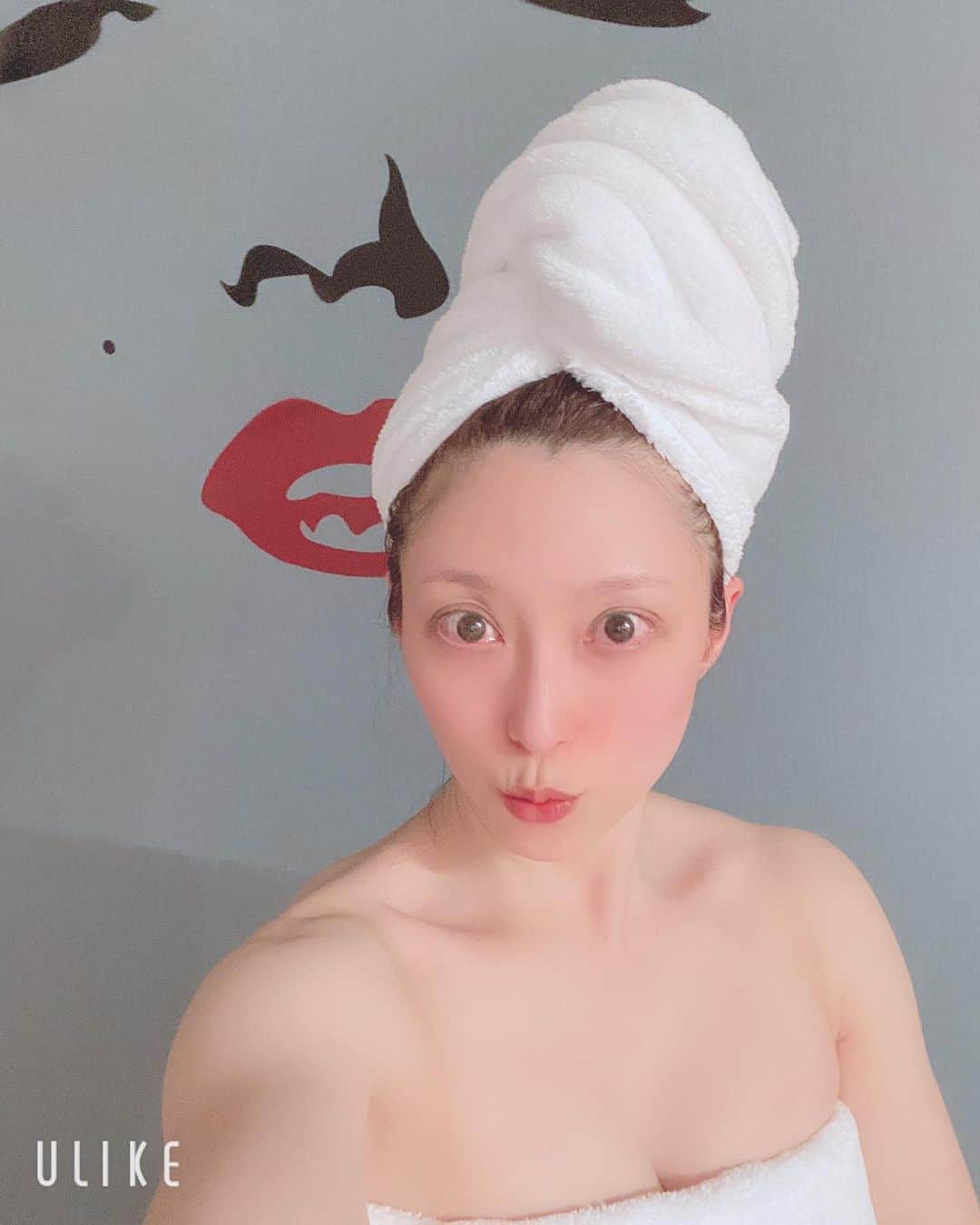 白木優子のインスタグラム：「寒いからお風呂浸かってきたら暑くてふぅ💋って感じ。 顔真っ赤😅」