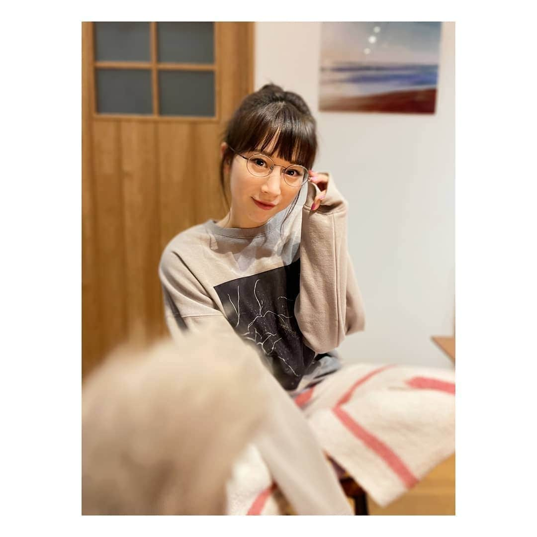 坂本詩緒里さんのインスタグラム写真 - (坂本詩緒里Instagram)「ラウンドワン横浜戸塚店、池袋店、栗橋店のチャレンジは緊急事態宣言の発令により3月以降に延期となりました。 ご理解の程宜しくお願い致します。  皆様くれぐれも体調にはお気をつけくださいね😭✨  私は今日はあけ直したボールの調整をしながらステイホームしてました🏠🎳 最近メガネを新しくしたのでパシャリ📸してたらぎんちゃんが飛び込んできました笑😺💕  どんどん悪くなる視力😣年を感じる〰️😰  #おうちではメガネっ子 #jins #めがね #めがね女子 #部屋着 #メガネ女子 #メガネ #眼鏡 #おうち時間 #心霊写真ではありません #ぎんちゃん #ステイホーム #パジャマ #ジェラートピケ #猫のいる暮らし #猫 #ねこ #自撮り #自撮り女子 #cat #catstagram  #pet #instagramjapan」1月8日 21時26分 - jpba529