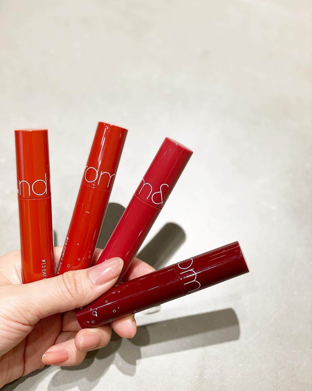 のインスタグラム：「・ どこのリップ？って聞かれる率の高い  @romand_jp の  #ジューシーラスティングティント 💋 ¥1,320  2枚目上から 16 CORNISODA 13 EATDOTORI 06 FIGFIG 17 PLUMCOKE 私はこの4色がお気に入り💫  3枚目に使用しているのは CORNI SODAをベースにEATDOTORIをグラデーション💄（1番好きな組み合わせ）  クラシカルな格好の時は ダークトーンのプラムカラーPLUMCOKEをうすーく一度塗りするのも好き💜  マスクする前にティッシュオフすればマスクにつくことはなくずーっと血色感のある💋でいられるよ！ 優秀プチプラコスメ🥺👏🏻👏🏻👏🏻  #ロムアンド #ロムアンドティント #ティントリップ #マスクメイク #プチプラコスメ #韓国コスメ #お気に入りコスメ #お気に入りリップ #maikkabeauty」