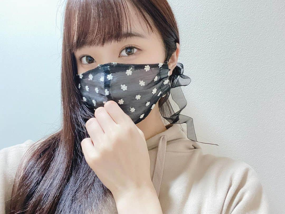 石川花音さんのインスタグラム写真 - (石川花音Instagram)「・﻿ スリコのマスク😷﻿ ﻿ リボンのマスクつけてみたかったの！かわよい！💗﻿ ファッションとしてはかわいいけど、これだけだと不安だから、このマスクつけてる時は、二重で中にも違うマスクしてることが多いです🥺﻿ ﻿ #マスク #リボンマスク #スリコ購入品 #スリーコインズ #スリーコインズ購入品 #3coins」1月8日 21時42分 - kyanonty1219