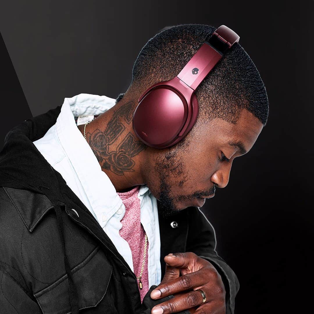Skullcandy Japanのインスタグラム：「Crusher ANC Moab Red💀サブウーファーとノイズキャンセリング機能を搭載したSkullcandyの最上級ヘッドホン💀  Crusher ANC の“3つの最新テクノロジーがもたらす新次元の音楽体感”﻿について紹介✨ ﻿ 1. Crusherシリーズ最強の重低音を響かすセンサリーベース。振動するサブウーファーの精度が大幅に向上✨無段階スライダーで調整可能﻿✨ ﻿ 2. デジタルハイブリッド式 となったアクティブノイズキャンセリング。電車内や自宅でも周囲の雑音を減らし静寂へ ﻿ 3. 専用アプリで聴力テスト！最適な聴こえ方に補正するパーソナルサウンド機能搭載﻿  さらには、日本最大級を誇るオーディオビジュアルアワード　#VGP2020 にて3~5万円Bluetoothヘッドホンカテゴリーにて金賞🥇専門家も認める、素晴らしいの一言💀﻿✨ #金賞   公式サイトSkullcandy.jpにてCrusher ANCが福袋にて販売中✨完全ワイヤレスイヤホンとオリジナルジャケットが必ず入ってくる豪華7点セット✨  タップ先にて💀  #FeelSkullcandy #CrusherANC #スカルキャンディー」
