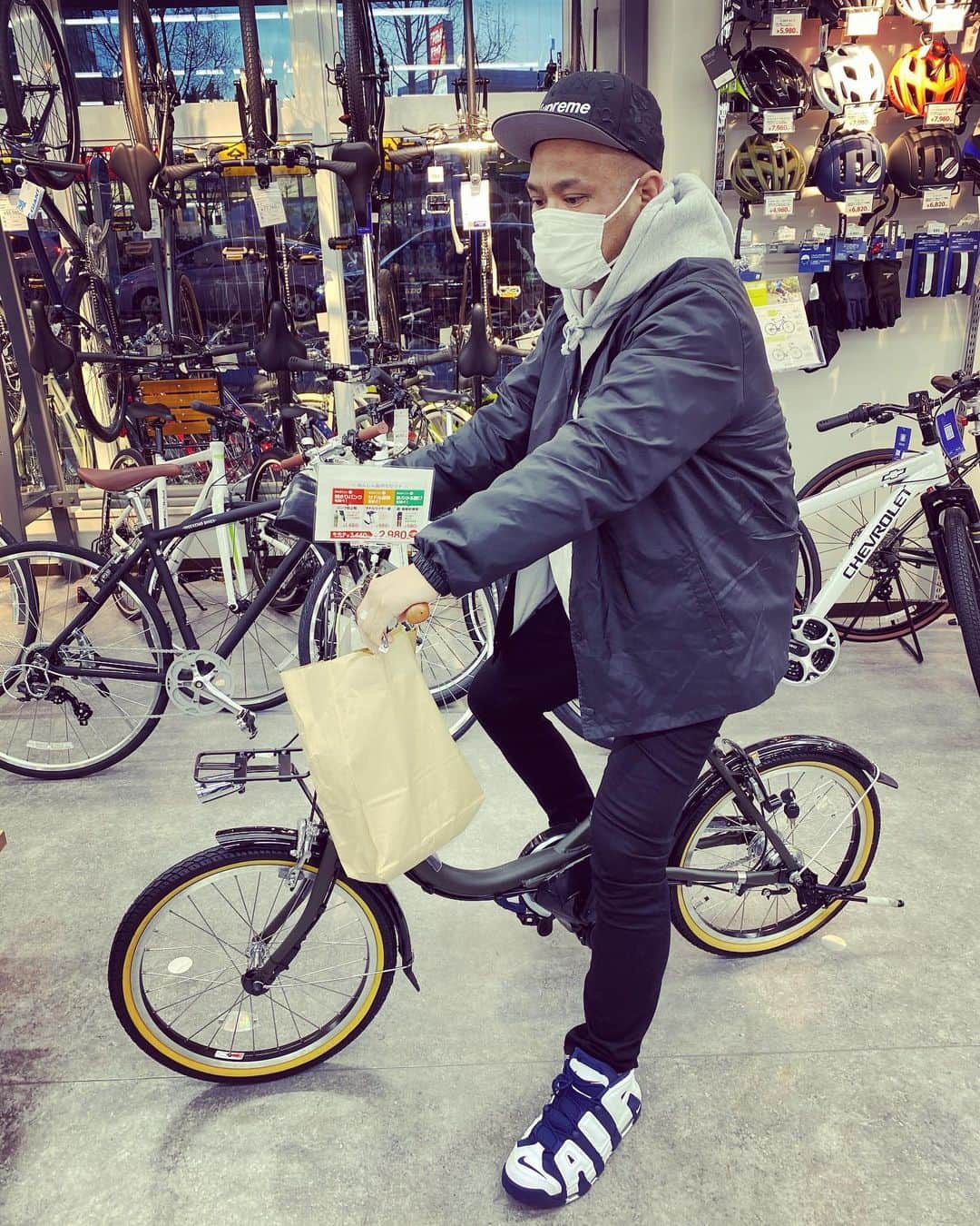 ジョー のインスタグラム：「運動のために購入 そしたら6年前くらいに買って乗っていた チャリと同じのの色違いだった。 #感性は変わらない #電動アシスト自転車 #ヤマハ #PASCITY-C #運動にもなる #ウーバーの配達も視野に #身体動かすぞ」