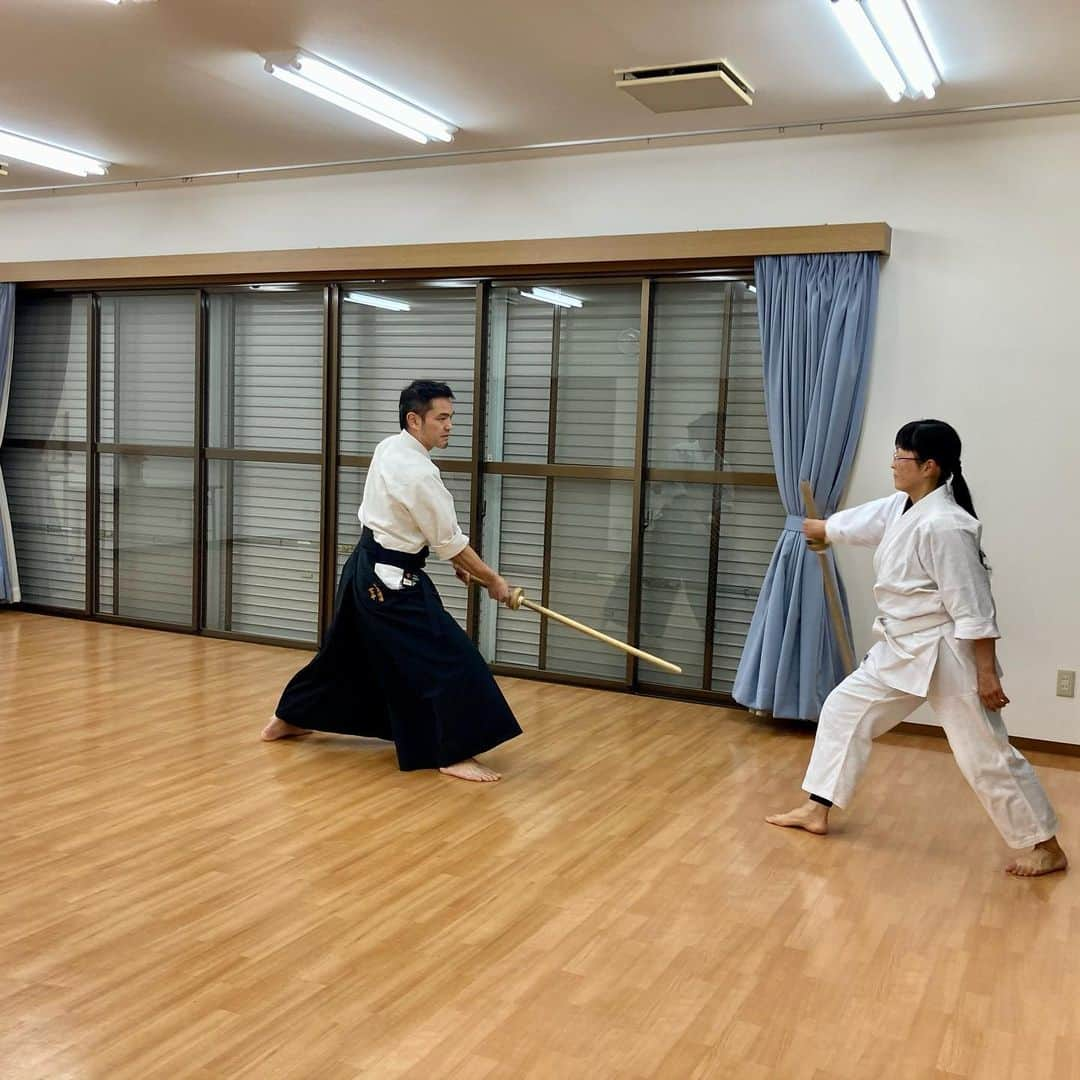 永倉由季さんのインスタグラム写真 - (永倉由季Instagram)「.﻿ .﻿ 新年初の武道でした。﻿ ﻿ 自分でもまさかですが﻿ 続いてます⚔😆﻿ ﻿ 教えてくださる皆さんのお陰だな。﻿ ﻿ 寒波の中裸足ですが﻿ 動くにつれ汗が出てスッキリするんですよ✨﻿ ﻿ 今年も﻿ 体力と強い身体を作ります。﻿ ﻿ 益々寒くなりますので どうぞご自愛くださいね。  ﻿ ✅詳しくはアメブロにて　↓﻿ ﻿ http://ameblo.jp/naga-yuki  #武道　#剣術　#稽古　#新年初　#成長記録 #基本太刀　#武道好きな人と繋がりたい  #四股　#ウォーミングアップ　#きつい　#体力　#身体作り」1月8日 21時39分 - yuki_nagakura67