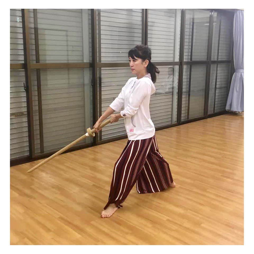 永倉由季さんのインスタグラム写真 - (永倉由季Instagram)「.﻿ .﻿ 新年初の武道でした。﻿ ﻿ 自分でもまさかですが﻿ 続いてます⚔😆﻿ ﻿ 教えてくださる皆さんのお陰だな。﻿ ﻿ 寒波の中裸足ですが﻿ 動くにつれ汗が出てスッキリするんですよ✨﻿ ﻿ 今年も﻿ 体力と強い身体を作ります。﻿ ﻿ 益々寒くなりますので どうぞご自愛くださいね。  ﻿ ✅詳しくはアメブロにて　↓﻿ ﻿ http://ameblo.jp/naga-yuki  #武道　#剣術　#稽古　#新年初　#成長記録 #基本太刀　#武道好きな人と繋がりたい  #四股　#ウォーミングアップ　#きつい　#体力　#身体作り」1月8日 21時39分 - yuki_nagakura67