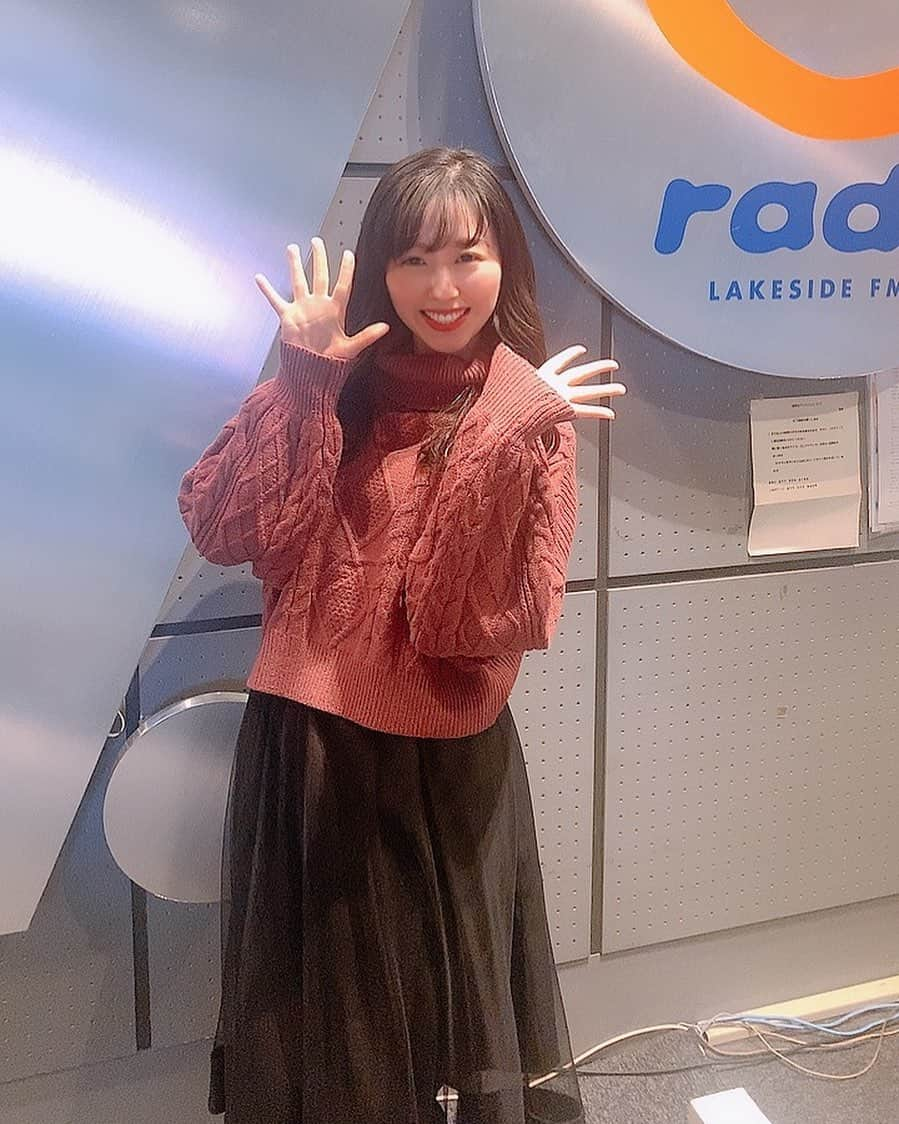 関明日香さんのインスタグラム写真 - (関明日香Instagram)「. 本日も「Radio MAX」 ありがとうございます😊 久々の大喜利楽しかったです❤️ . シモさんいっぱいツッコんで 下さりありがとうございます😊 ハラダさんも一緒にボケて 下さりありがとうございます😊 仙石さんパスありがとうございます😊 来月もトップ下でガンガンシュート うちまぁーす❤️❤️❤️笑🙇‍♂️ . . . . #radiomax #radio #ラジオ　#1月　#japan #shiga #琵琶湖　#びわ湖　#関西タレント　#フリーアナウンサー　#アナウンサー　#ラジオパーソナリティー　#リポーター　#黒髪　#黒髪ロング　#longhair」1月8日 21時51分 - asuka2586