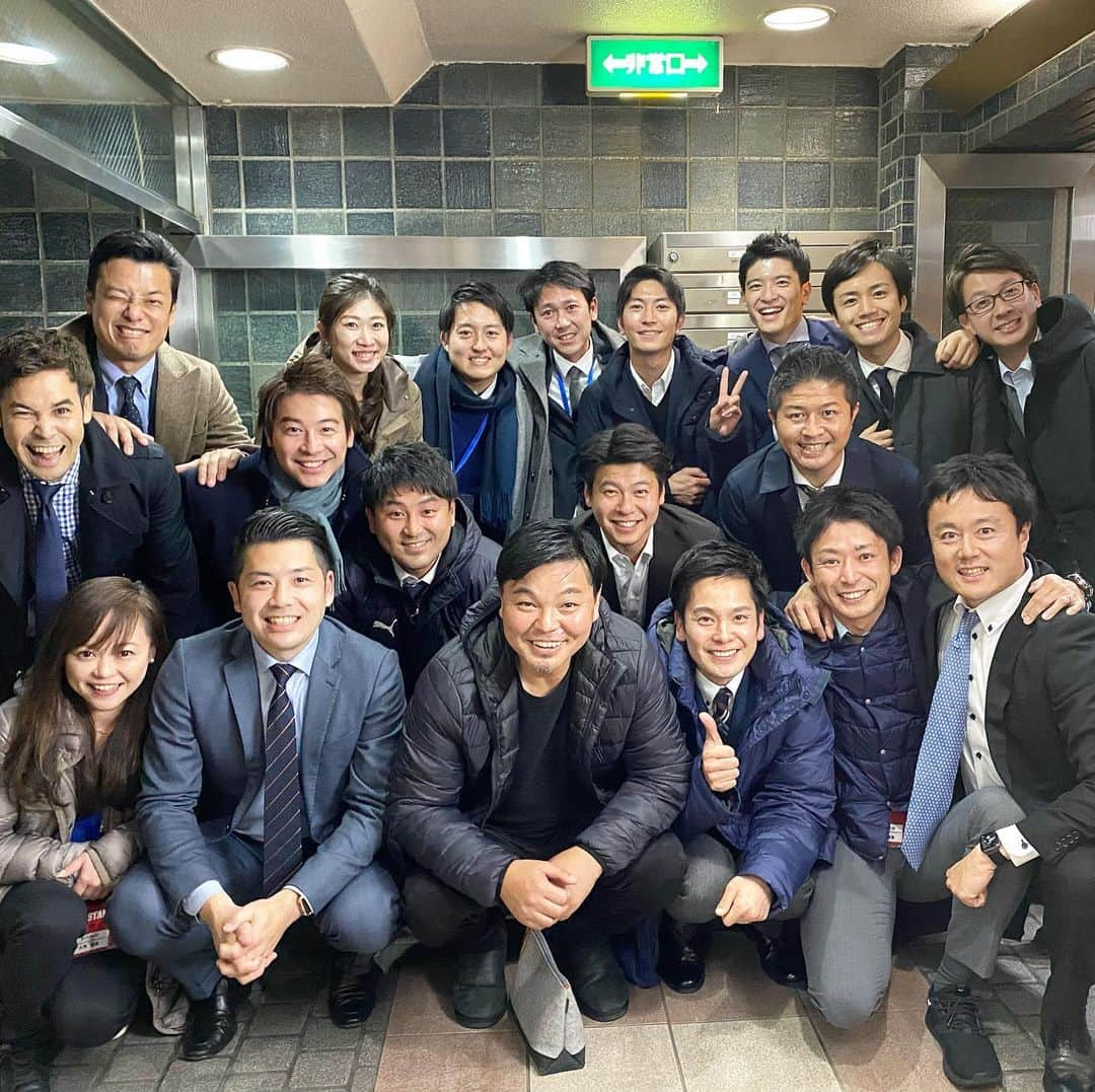 本野大輔さんのインスタグラム写真 - (本野大輔Instagram)「アナウンサー最後の仕事 全国高校サッカー選手権、準決勝第一試合 埼玉スタジアム２◯◯２  1月9日（土） 民間放送４３社、日本テレビ系列全国放送 １２時から生中継  山梨学院VS帝京長岡（新潟）  緊急事態宣言で試合開催が危ぶまれました。 埼スタは選手権史上初の無観客での開催。  勝ち上がった地元からはリモート応援合戦。 多くの方々の支えがあり、 大会や中継が成り立っています。  今まで16年間、指導してくれた先輩や支えてくれた仲間の想いを胸に放送席に座ります。  写真は去年までの大会。 共に歩んだytvの仲間との写真。  こんな日常は今は失われているけど、 いつかまた仲間と共に歩める日々を楽しみに。  無観客、声援はないけど、、、 私自身が思いっきり楽しむ！  高校生の頑張りを全国の皆さんに届けます。 そして決勝の放送へと繋げていきます。 想いは次の世代へ 夢ツナグ未来へ  #高校サッカー #準決勝 #埼玉スタジアム #山梨学院 #帝京長岡 #サッカー #アナウンサー #夢ツナグ未来 #仲間」1月8日 21時51分 - daisuke.motono_ytv