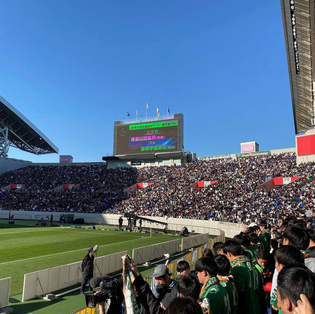 本野大輔さんのインスタグラム写真 - (本野大輔Instagram)「アナウンサー最後の仕事 全国高校サッカー選手権、準決勝第一試合 埼玉スタジアム２◯◯２  1月9日（土） 民間放送４３社、日本テレビ系列全国放送 １２時から生中継  山梨学院VS帝京長岡（新潟）  緊急事態宣言で試合開催が危ぶまれました。 埼スタは選手権史上初の無観客での開催。  勝ち上がった地元からはリモート応援合戦。 多くの方々の支えがあり、 大会や中継が成り立っています。  今まで16年間、指導してくれた先輩や支えてくれた仲間の想いを胸に放送席に座ります。  写真は去年までの大会。 共に歩んだytvの仲間との写真。  こんな日常は今は失われているけど、 いつかまた仲間と共に歩める日々を楽しみに。  無観客、声援はないけど、、、 私自身が思いっきり楽しむ！  高校生の頑張りを全国の皆さんに届けます。 そして決勝の放送へと繋げていきます。 想いは次の世代へ 夢ツナグ未来へ  #高校サッカー #準決勝 #埼玉スタジアム #山梨学院 #帝京長岡 #サッカー #アナウンサー #夢ツナグ未来 #仲間」1月8日 21時51分 - daisuke.motono_ytv