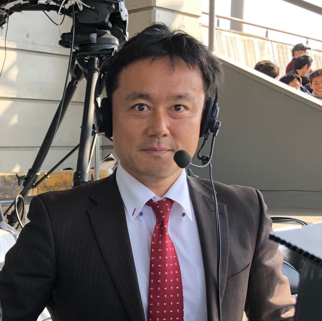 本野大輔さんのインスタグラム写真 - (本野大輔Instagram)「アナウンサー最後の仕事 全国高校サッカー選手権、準決勝第一試合 埼玉スタジアム２◯◯２  1月9日（土） 民間放送４３社、日本テレビ系列全国放送 １２時から生中継  山梨学院VS帝京長岡（新潟）  緊急事態宣言で試合開催が危ぶまれました。 埼スタは選手権史上初の無観客での開催。  勝ち上がった地元からはリモート応援合戦。 多くの方々の支えがあり、 大会や中継が成り立っています。  今まで16年間、指導してくれた先輩や支えてくれた仲間の想いを胸に放送席に座ります。  写真は去年までの大会。 共に歩んだytvの仲間との写真。  こんな日常は今は失われているけど、 いつかまた仲間と共に歩める日々を楽しみに。  無観客、声援はないけど、、、 私自身が思いっきり楽しむ！  高校生の頑張りを全国の皆さんに届けます。 そして決勝の放送へと繋げていきます。 想いは次の世代へ 夢ツナグ未来へ  #高校サッカー #準決勝 #埼玉スタジアム #山梨学院 #帝京長岡 #サッカー #アナウンサー #夢ツナグ未来 #仲間」1月8日 21時51分 - daisuke.motono_ytv