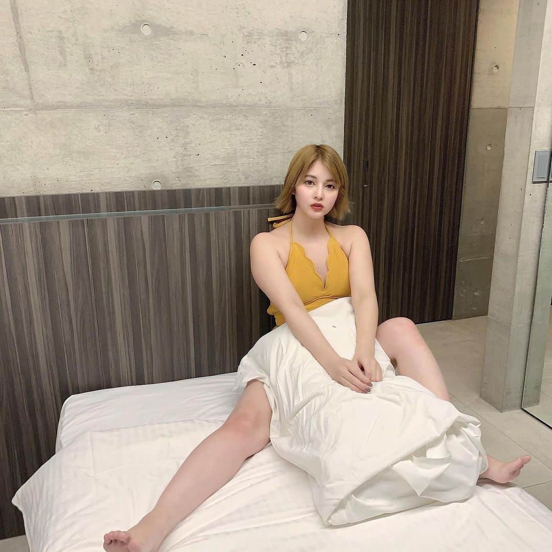 えなちぃのインスタグラム：「むちむち🍑 . 普通にお正月太りしました🐷💦 ダイエット筋トレ、頑張ろう、」