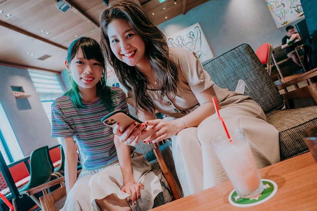 なみなみのインスタグラム：「♪ 遅ばせながらあけましておめでとうございます💚  今年は少しでも多くの場所でライブができたらいいな…☺️  相棒（ @cana_singer ）今年もよろしく🤍🤍  2021年も皆さんが笑顔でいられますように☺️  Photoby @itkgrm  #いーどぅし」