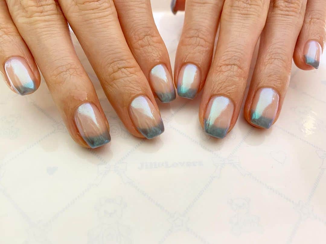 mamijinguのインスタグラム：「@akinaminami  アッキーナちゃんのニュー💅✨  グレー×ミラー🪞  #jillandlovers #nail #nailart #paragel #gelneil#gel #ネイル #ネイルアート #me #look #love #かわいい」