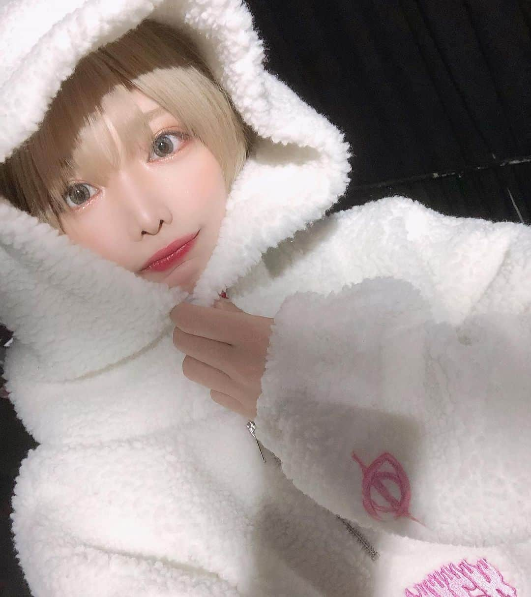 米倉みゆさんのインスタグラム写真 - (米倉みゆInstagram)「雪だるま❄️☃ つくろ～？？？？？？ . . . . . . · #kry #kryclothing #fashiongram #Japanese #japanesegirl  #love  #likeforlikes #white #selfie #fashion #fashiongram #street #自撮り女子 #自撮り #美男美女と繋がりたい #雰囲気好きな人いいね #可愛い女の子 #美女 #美人 #お洒落さんと繋がりたい #オシャレさんと繋がりたい #ファッション #ファッションコーデ #もこもこ #金髪 #金髪ショート #ショートヘア #ショートカット #ショートカット女子 #イエベ #フォローミー」1月8日 21時48分 - yone__miyu630