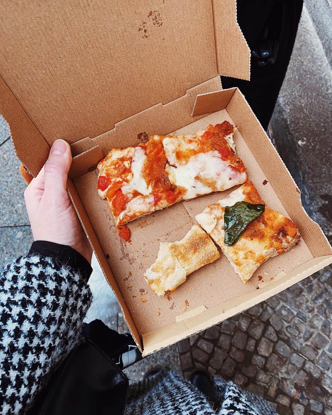 STIL IN BERLINのインスタグラム：「Today, I walked for 2.5 hours in total for a slice of @sironi_lapizza, the exchange of puzzles (a map of Europe against van Gogh’s starry night) and an outdoor chat and I don’t think there’s a more 2021 way to spend a winter Friday. Enjoy your weekend!」