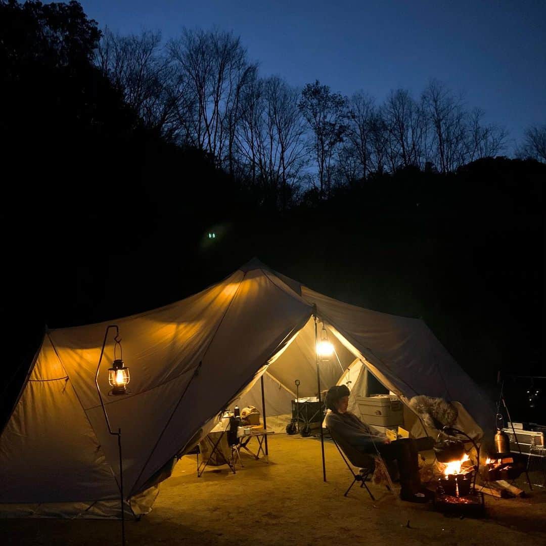 ungrid_maiさんのインスタグラム写真 - (ungrid_maiInstagram)「. . キャンプPIC🏕 . . 昼は昼で 夜は夜で 最高のひと時でした。 焚き火みてたら知らん間に 時間たってる。わら 自然最高🙏🏽💓 . . TOPSとPTはいつかのUngrid！ 暖かくて完璧やった！👏🏼 . .  #camp #キャンプ #冬キャン #ファミキャン #スカイパイロット #サバティカル #キャン女 #ヘリノックス #テント #ガレージブランド #焚き火」1月8日 21時50分 - mai_fukumoto_