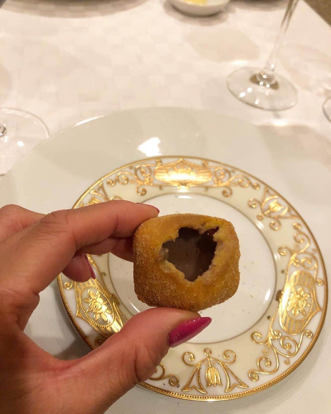 あおい夏海さんのインスタグラム写真 - (あおい夏海Instagram)「先日ずっと行きたかった六本木のフレンチ"トレフミヤモト"に行ってきました✨ フォアグラトリュフのコロッケが本当に美味しいの🥺❤️ 数年前はここに料理教室にも通ってた💕 久しぶりにコロッケ食べれて嬉しかったぁ。 ほかにも熊、ハト、イノシシのお肉とか、いっぱい珍しい料理食べれました❤️  マダムとシェフにも久しぶりにお会いできて嬉しかった❤️ ご馳走様でした✨✨ 次はランチで行こうっと😍✨  #ボブアップスタイル ＃綺麗めコーデ　＃トレフミヤモト  #フレンチ #ディナー #あおい夏海 #六本木  #フォアグラコロッケ #トリュフコロッケ」1月8日 21時50分 - natsumi.aoi
