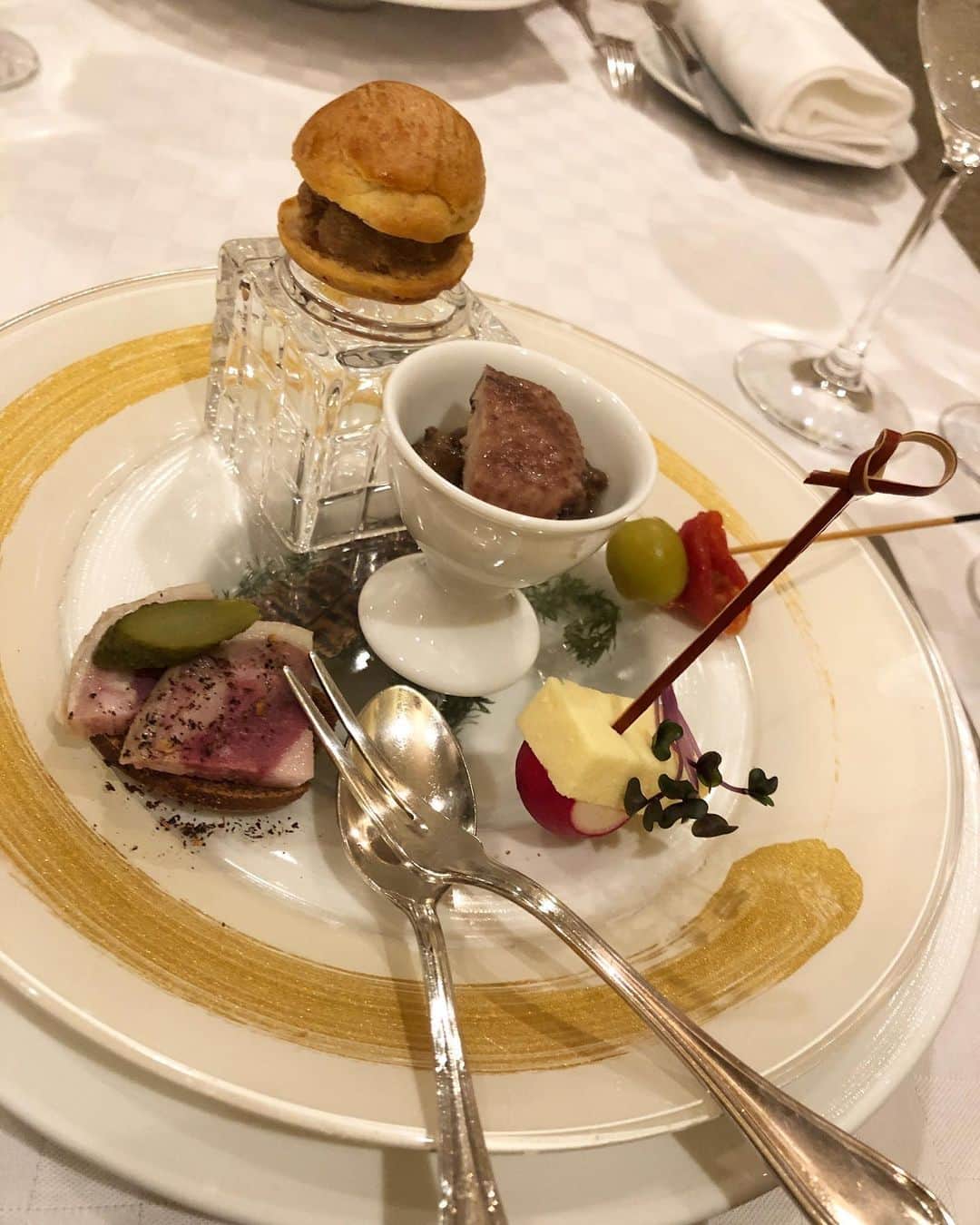 あおい夏海さんのインスタグラム写真 - (あおい夏海Instagram)「先日ずっと行きたかった六本木のフレンチ"トレフミヤモト"に行ってきました✨ フォアグラトリュフのコロッケが本当に美味しいの🥺❤️ 数年前はここに料理教室にも通ってた💕 久しぶりにコロッケ食べれて嬉しかったぁ。 ほかにも熊、ハト、イノシシのお肉とか、いっぱい珍しい料理食べれました❤️  マダムとシェフにも久しぶりにお会いできて嬉しかった❤️ ご馳走様でした✨✨ 次はランチで行こうっと😍✨  #ボブアップスタイル ＃綺麗めコーデ　＃トレフミヤモト  #フレンチ #ディナー #あおい夏海 #六本木  #フォアグラコロッケ #トリュフコロッケ」1月8日 21時50分 - natsumi.aoi