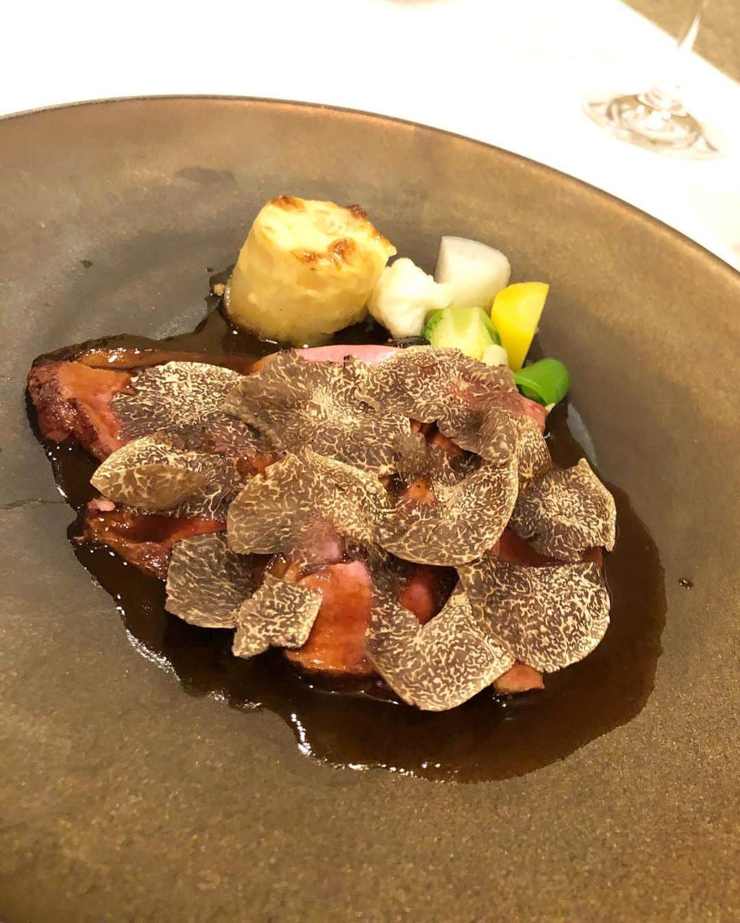 あおい夏海さんのインスタグラム写真 - (あおい夏海Instagram)「先日ずっと行きたかった六本木のフレンチ"トレフミヤモト"に行ってきました✨ フォアグラトリュフのコロッケが本当に美味しいの🥺❤️ 数年前はここに料理教室にも通ってた💕 久しぶりにコロッケ食べれて嬉しかったぁ。 ほかにも熊、ハト、イノシシのお肉とか、いっぱい珍しい料理食べれました❤️  マダムとシェフにも久しぶりにお会いできて嬉しかった❤️ ご馳走様でした✨✨ 次はランチで行こうっと😍✨  #ボブアップスタイル ＃綺麗めコーデ　＃トレフミヤモト  #フレンチ #ディナー #あおい夏海 #六本木  #フォアグラコロッケ #トリュフコロッケ」1月8日 21時50分 - natsumi.aoi