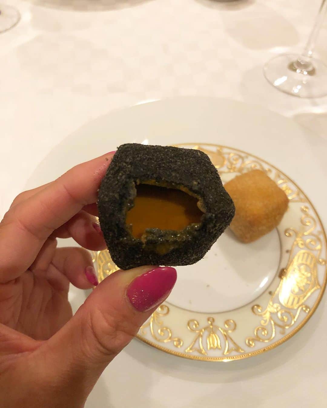 あおい夏海さんのインスタグラム写真 - (あおい夏海Instagram)「先日ずっと行きたかった六本木のフレンチ"トレフミヤモト"に行ってきました✨ フォアグラトリュフのコロッケが本当に美味しいの🥺❤️ 数年前はここに料理教室にも通ってた💕 久しぶりにコロッケ食べれて嬉しかったぁ。 ほかにも熊、ハト、イノシシのお肉とか、いっぱい珍しい料理食べれました❤️  マダムとシェフにも久しぶりにお会いできて嬉しかった❤️ ご馳走様でした✨✨ 次はランチで行こうっと😍✨  #ボブアップスタイル ＃綺麗めコーデ　＃トレフミヤモト  #フレンチ #ディナー #あおい夏海 #六本木  #フォアグラコロッケ #トリュフコロッケ」1月8日 21時50分 - natsumi.aoi