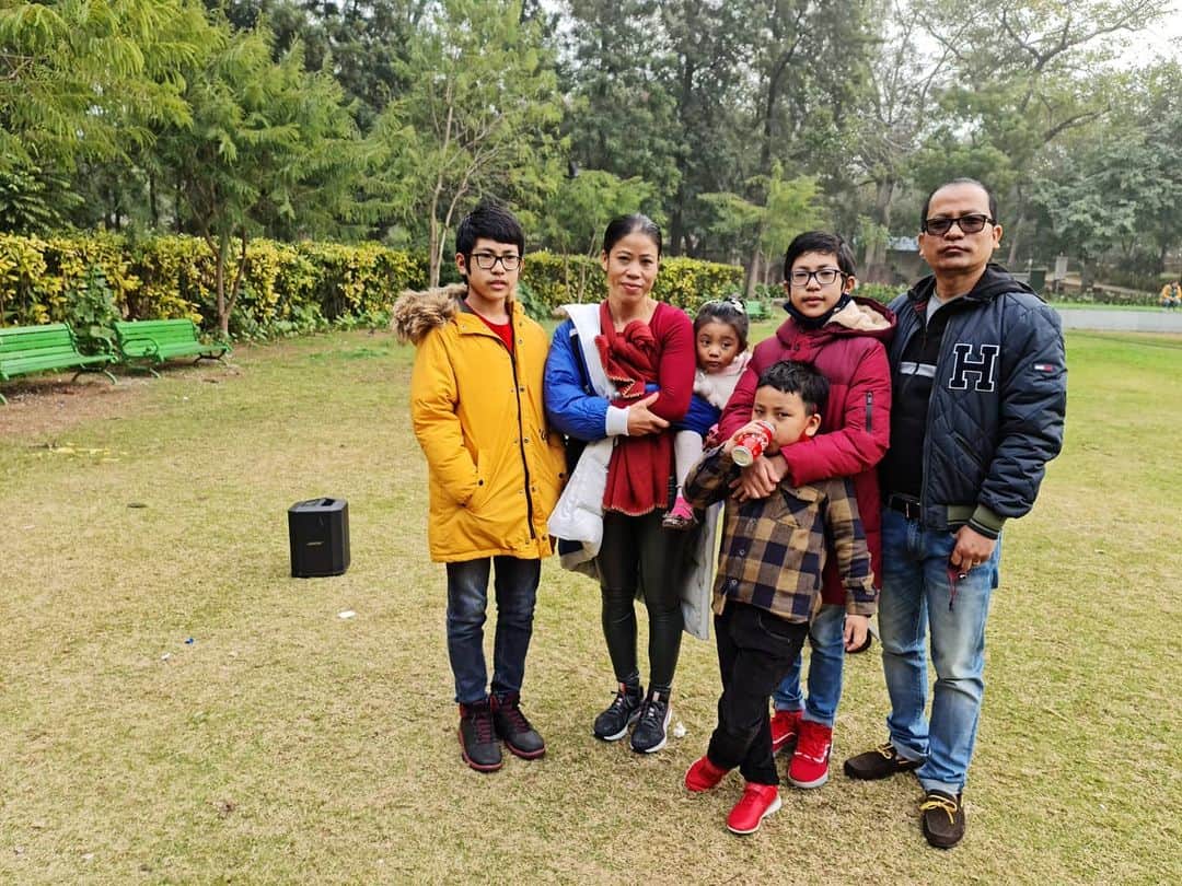 Mary Komのインスタグラム：「Family is a Gift.Family is life. “Work is work, but family is for life..with my husband @onler_kom #nehruparkdelhi」