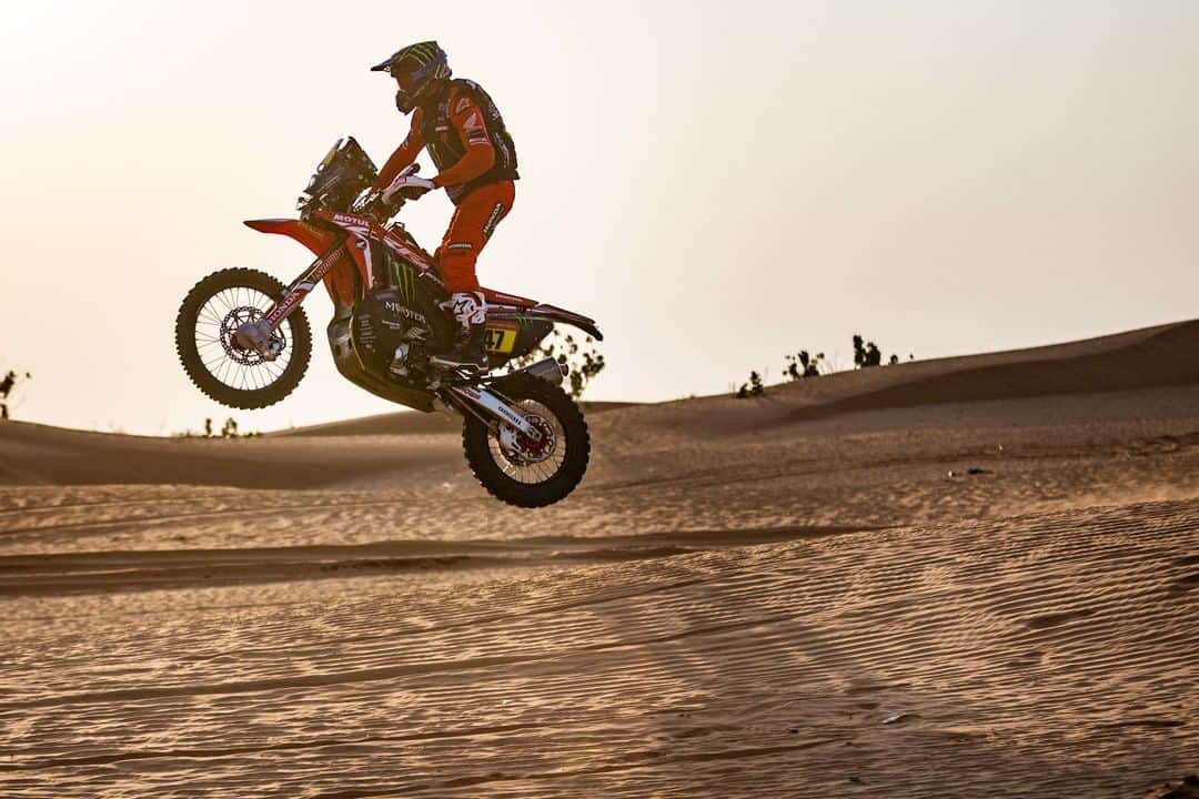 MOTUL Japanさんのインスタグラム写真 - (MOTUL JapanInstagram)「【Monster Energy Honda Team】 . サウジアラビアで現在開催されているダカールラリー。 1/8はStage6。総走行距離は618㎞!! . 砂漠地帯が全域に広がるスペシャルステージでは、砂丘でのスリリングな熱い走りを見せてくれるでしょう。 . 写真はStage5で優勝しBike部門で総合首位のMonster Energy Honda TeamのKEVIN BENAVIDES選手とCRF450 RALLY!!! . @hondaracingcorporation  @rallyteamhrc  #Motul #MotulJapan #PoweredByMotul #dakar2021 #dakar #ダカール #ダカールラリー  #オフロード #ラリー #バイク #オートバイ #モーターサイクル #モチュール #オイル交換 #高性能オイル #モータースポーツ好きな人と繋がりたい #アドベンチャー #ラリー好きな人と繋がりたい #バイク好きな人と繋がりたい #オートバイ好きな人と繋がりたい #crf450r #crf450rally #crf450l #crf250rally」1月8日 22時00分 - motuljapan