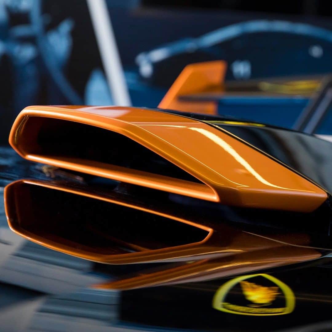 ランボルギーニさんのインスタグラム写真 - (ランボルギーニInstagram)「The single parts of a Super Sports Car can tell an astonishing story.  Can you guess what Lamborghini this is?   #Lamborghini #GuessFromDetails」1月8日 22時00分 - lamborghini