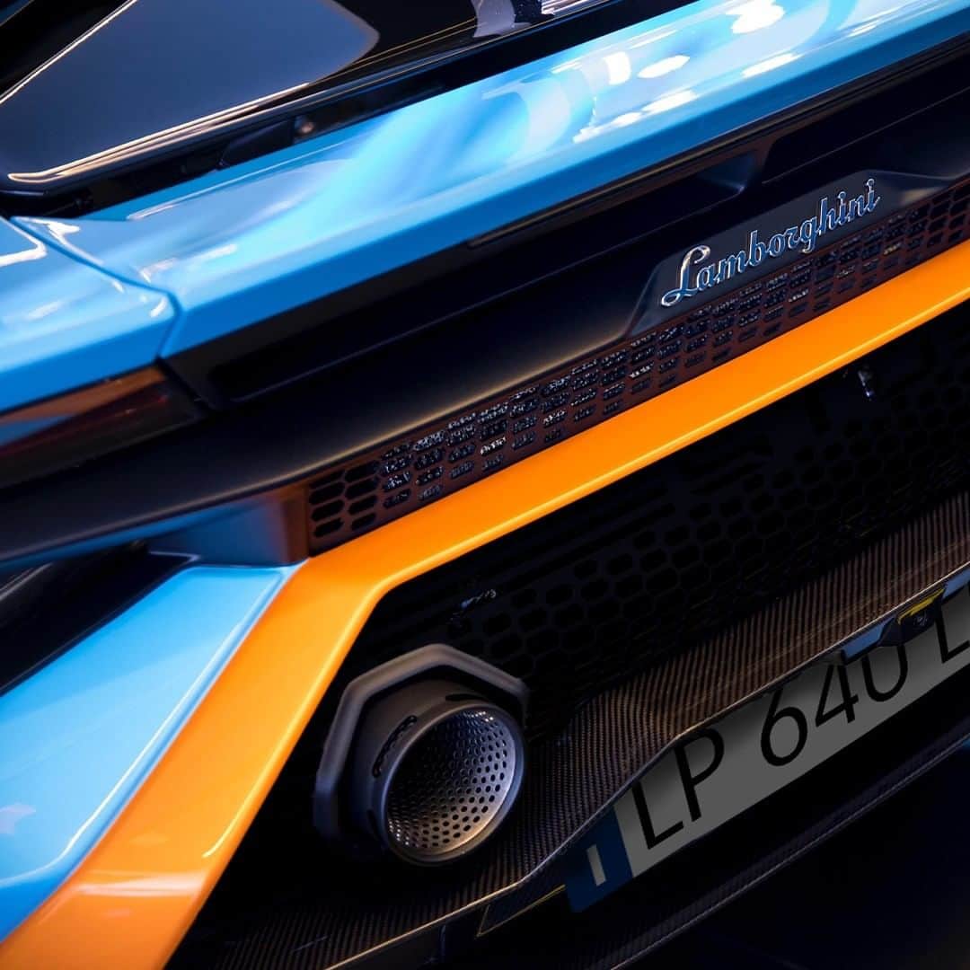 ランボルギーニのインスタグラム：「The single parts of a Super Sports Car can tell an astonishing story.  Can you guess what Lamborghini this is?   #Lamborghini #GuessFromDetails」