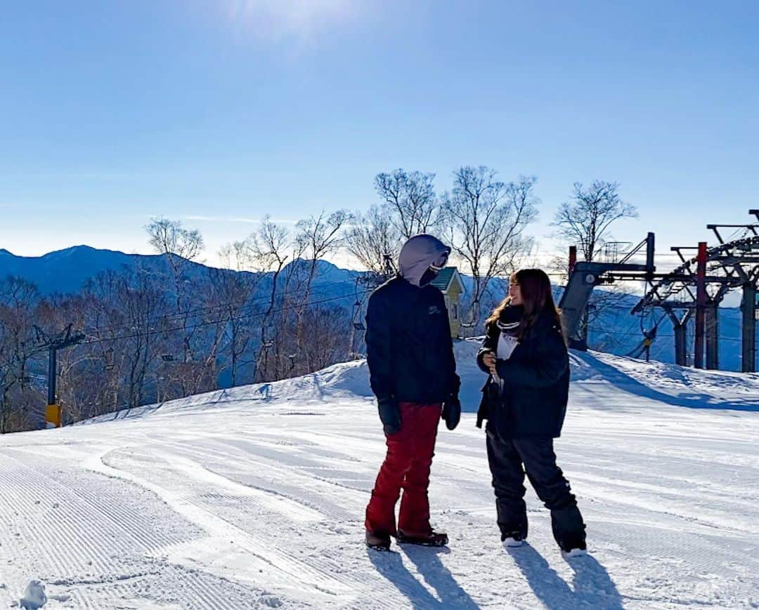 しほこのインスタグラム：「❤︎*﻿ ﻿ ﻿ この間シーズン8回目❄️﻿ ﻿ ﻿ 久しぶりのお天気で﻿ とっても気持ちのいい日でした☀️﻿ ﻿ ﻿ みんなで滑ると﻿ モチベ上がってなお良し☺️👌🏻﻿ つぎはみんなで写真撮りたいな〜🤍﻿ ﻿ ﻿ そしてきょうは記念日🐻‍❄️﻿ もうすぐで4年だ〜〜🐻‍❄️﻿ ﻿ ﻿ #しょとしぽ #カップル #記念日﻿ #スノボ #スノーボード #スノボカップル﻿ #スノボ女子 #スノボ好き #グラトリ﻿ #ホワイトワールド尾瀬岩鞍 #群馬﻿ #カップルフォト #カップルコーデ﻿ #couple #bf #anniversary﻿ #snowboard #snowboarder﻿ #wintersports #snow #white﻿ #couplephoto #20210108」