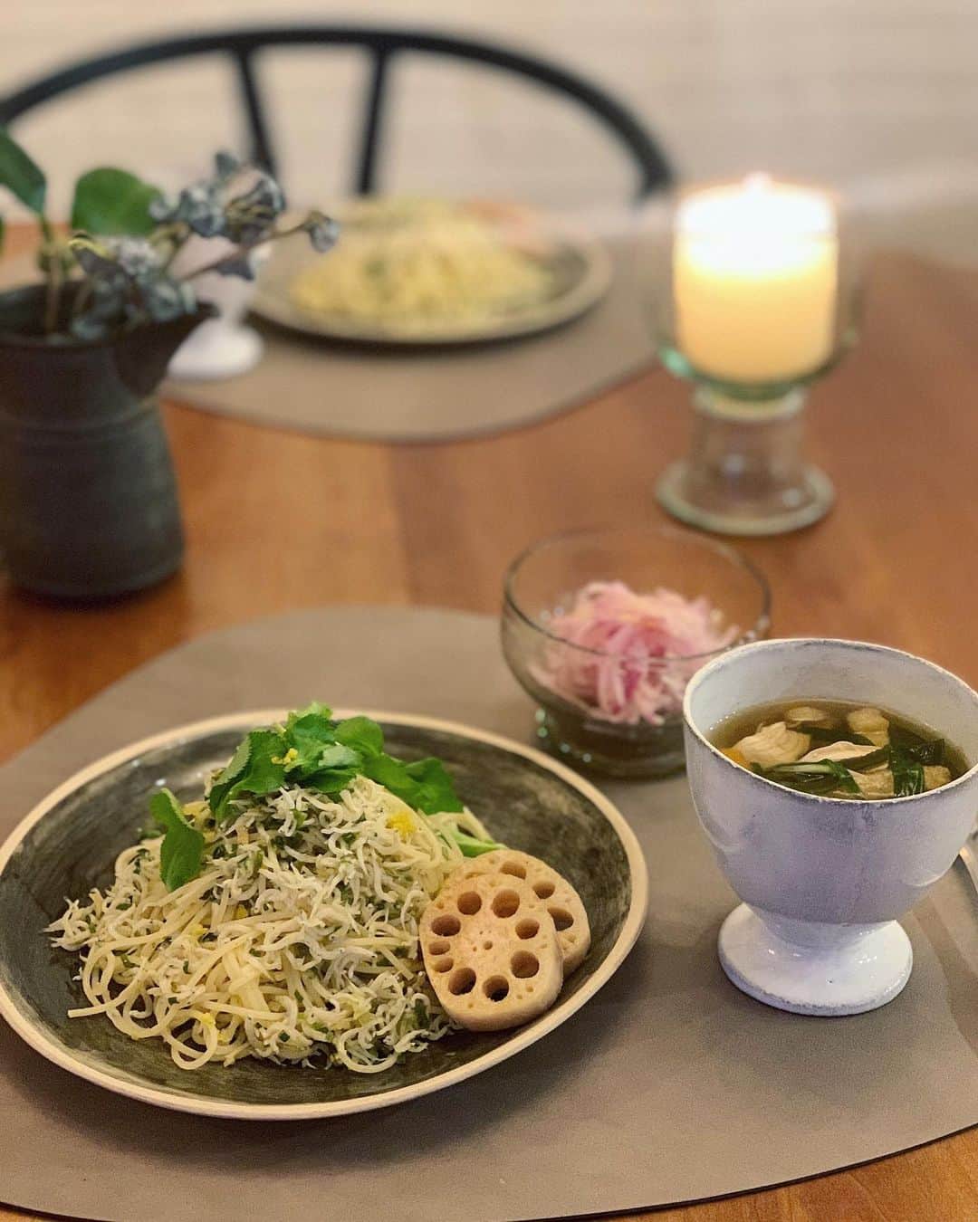 松見早枝子さんのインスタグラム写真 - (松見早枝子Instagram)「今夜は、しらすとねぎのさっぱり柚子パスタに🍽 ・ にんにくと長ねぎの葉の部分をみじん切りしてオリーブオイルで香り良く炒めたら、 湯通しした#しらす干し を加えて炒め合わせ、ゆず果汁としょうゆで味付けするだけ❗️ ・ 最後に刻んだ三つ葉と削った柚子の皮も加えて、オリーブオイルをひと回し😉 ・ さっぱりだけど、しらす・にんにく・しょうゆの三拍子が揃えば旨味は充分です😉👌 ・ 本当はしらすの柚子胡椒バターパスタにする予定だったけれど、動かないのに普通通り食べていたせいかさっぱりめが良くなり、急遽変更したのでした😅 ・ 緊急事態宣言でまたオンライン生活に💻 化粧品などの買い物もネットでして、１週間分の食材も昨日買ってあったので、寒いし何だかもう散歩に出る気もしなくて、一日座って過ごしてしまった。。😅 ・ スープは豚汁ならぬ#鶏汁 🥢 豚肉の代わりに鶏ささみにしたけれど、負けずに美味しかった😋 ・ また食材をある程度買い溜めては考え考え使っていく生活が少し続きますね💨 ・ でも、だからこそ思い付く味と、つじつま合わせしながらうまく食材を使い切る密かな充実感😚を楽しめたら良いですね❣️ ・ ・ #しらすパスタ #うちごはん #粮理家 #ウェルネスフードスタイリスト #松見早枝子 #wellnessfoodstylist #saekomatsumi」1月8日 21時52分 - saekomatsumi