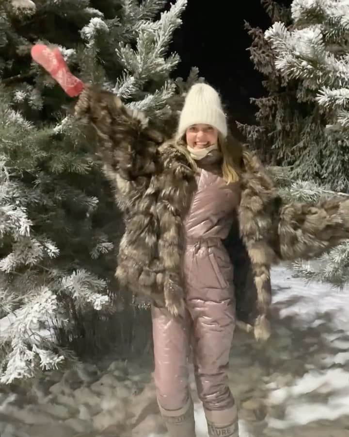 ヴラダ・ロスリャコヴァのインスタグラム：「Some say that Russian people are not smiling.  Well, come here and try to wait for your public transportation at bus station for about an hour during winter time which last 6 months a year.  And no, there are no beautiful pine trees to jump around at those stations...  I’m capturing all the beauty of my hometown to share with you, but do you want to see the cruel reality of it?」