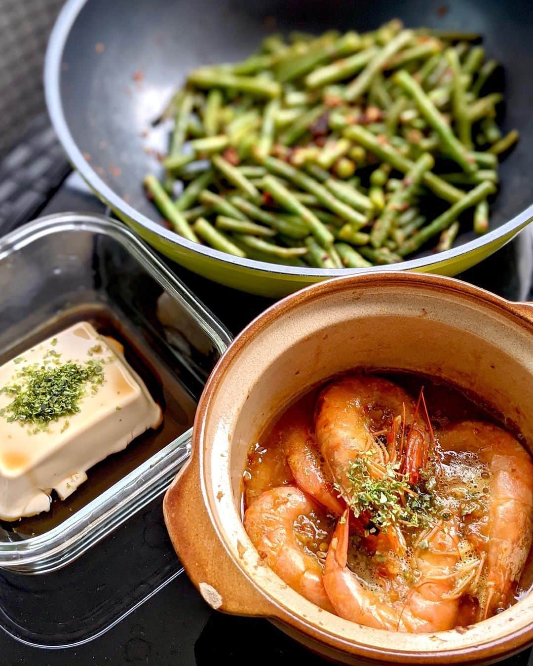 Li Tian の雑貨屋さんのインスタグラム写真 - (Li Tian の雑貨屋Instagram)「TGIF! Ending the hectic work week with a table of scrumptious dishes starting from the new Nyonya Assam Prawns from @kkchefsg 😋 🍤   Just like the other two dishes I’ve tried previously, the prawns tasted fresh and as if they had just been cooked! No one would have guessed that it came straight from a frozen pack👍👍👍. No MSG added and ready to consume in just 10-15min. We love that it had a generous pool of sauce was rich, mildly sweet and garlicky- perfect to go with rice. Highly recommended!   #dairycreamkitchen #singapore #local #best #delicious #food #igsg #sgig #exploresingapore #eat #sgfoodies #gourmet #yummy #yum #sgfood #foodsg #burpple #beautifulcuisines #bonappetit #instagood  #eatlocal #homecooking #delicious #sgrestaurant #homemade #seafood」1月8日 21時55分 - dairyandcream
