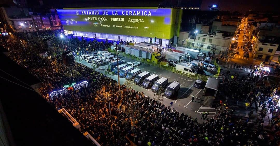 ビジャレアルCFのインスタグラム：「¡Qué rápido pasa el tiempo ⏳!  . ¡Hoy, 8 de enero, se cumplen 4️⃣ años de la inauguración del Estadio de la Cerámica! .  How time flies ⏳!  . Today, 8th January, it’s 4️⃣ years since the inauguration of the Estadio de la Cerámica! .  #villarreal #futbol #football #soccer #historiagrogueta」