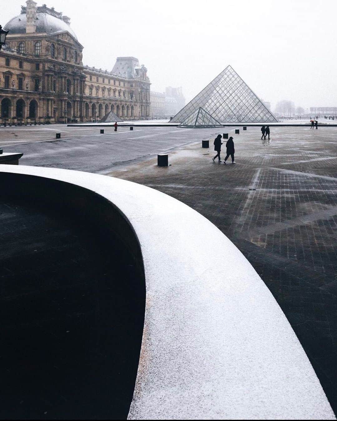 jeffのインスタグラム：「Having fun playing with straight lines and curves  #museedulouvre」