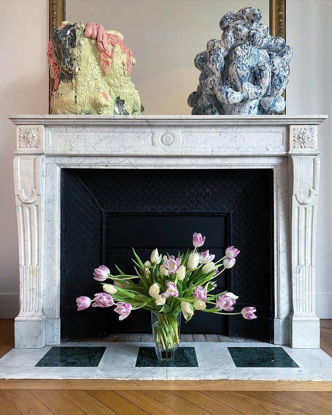 のインスタグラム：「HOME / TULIPS ARE MY FAVORITES  #brianrochefort #MortenEspersen #krisvanassche #flowers #tulips」