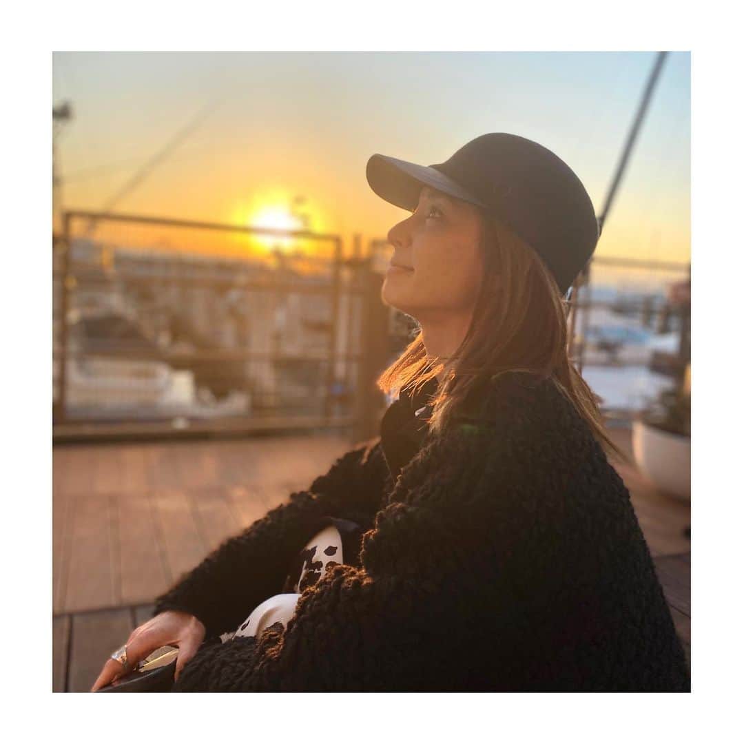 稲沢朋子さんのインスタグラム写真 - (稲沢朋子Instagram)「少し前にドライブしてきたよ sunset☀️ 静かに時が流れる 潮の匂いが心地良い💛  #安心　#人と時間　#sunset #サンセット　#海　#ドライブ」1月8日 21時56分 - ina_tomo