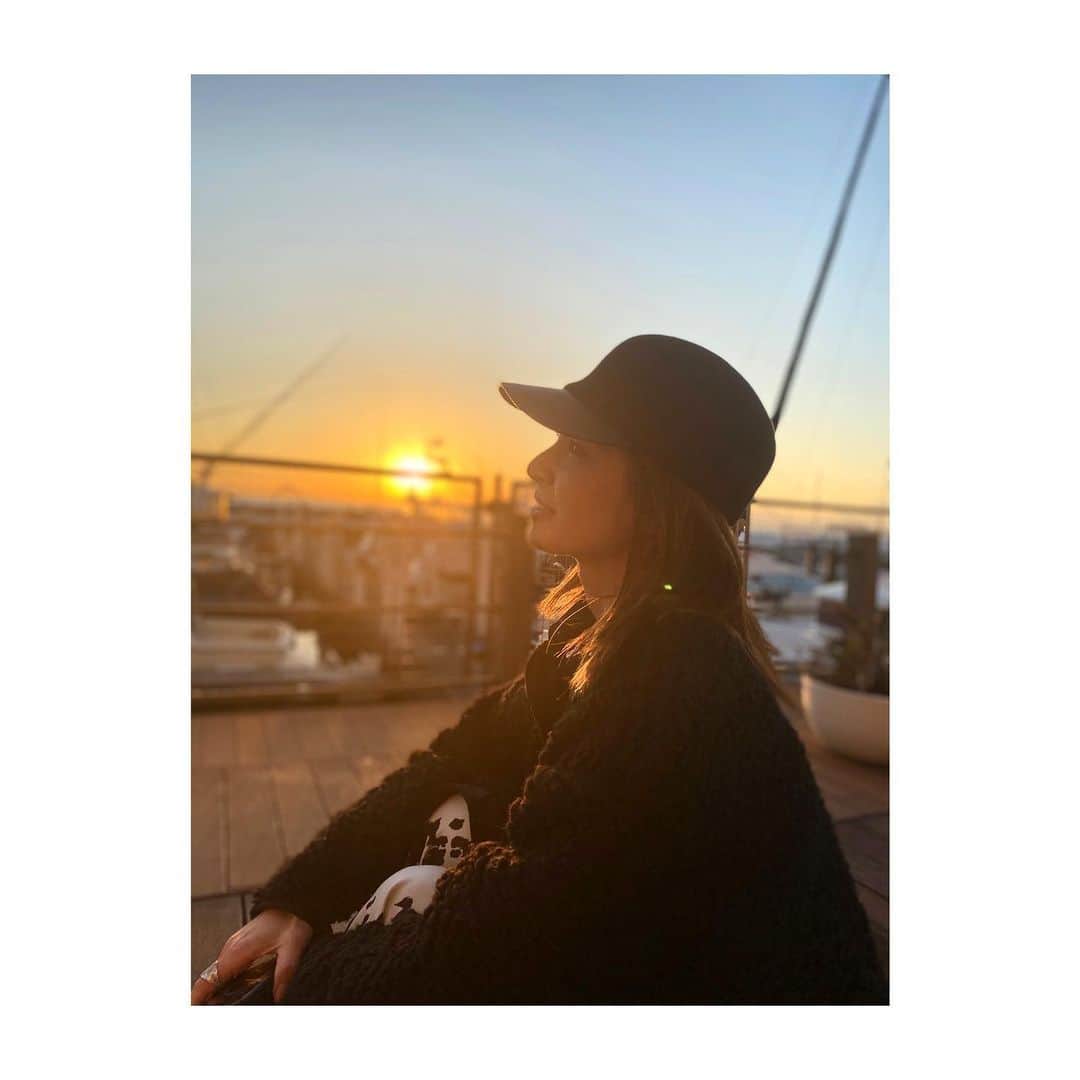 稲沢朋子さんのインスタグラム写真 - (稲沢朋子Instagram)「少し前にドライブしてきたよ sunset☀️ 静かに時が流れる 潮の匂いが心地良い💛  #安心　#人と時間　#sunset #サンセット　#海　#ドライブ」1月8日 21時56分 - ina_tomo
