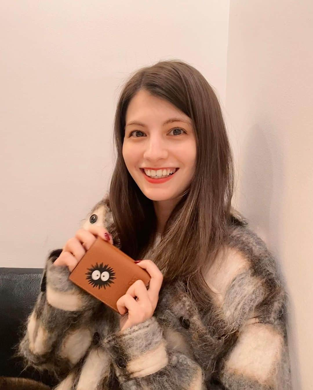 マギーさんのインスタグラム写真 - (マギーInstagram)「まっくろくろすけが 新しい相棒なのだ🖤🖤🖤🖤  My new wallet 🤍 @loewe」1月8日 21時58分 - maggymoon