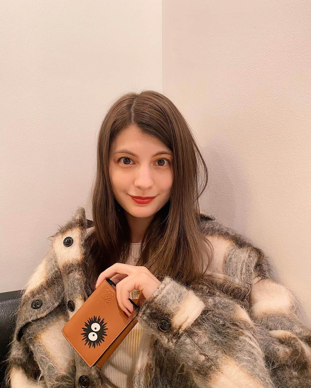 マギーさんのインスタグラム写真 - (マギーInstagram)「まっくろくろすけが 新しい相棒なのだ🖤🖤🖤🖤  My new wallet 🤍 @loewe」1月8日 21時58分 - maggymoon