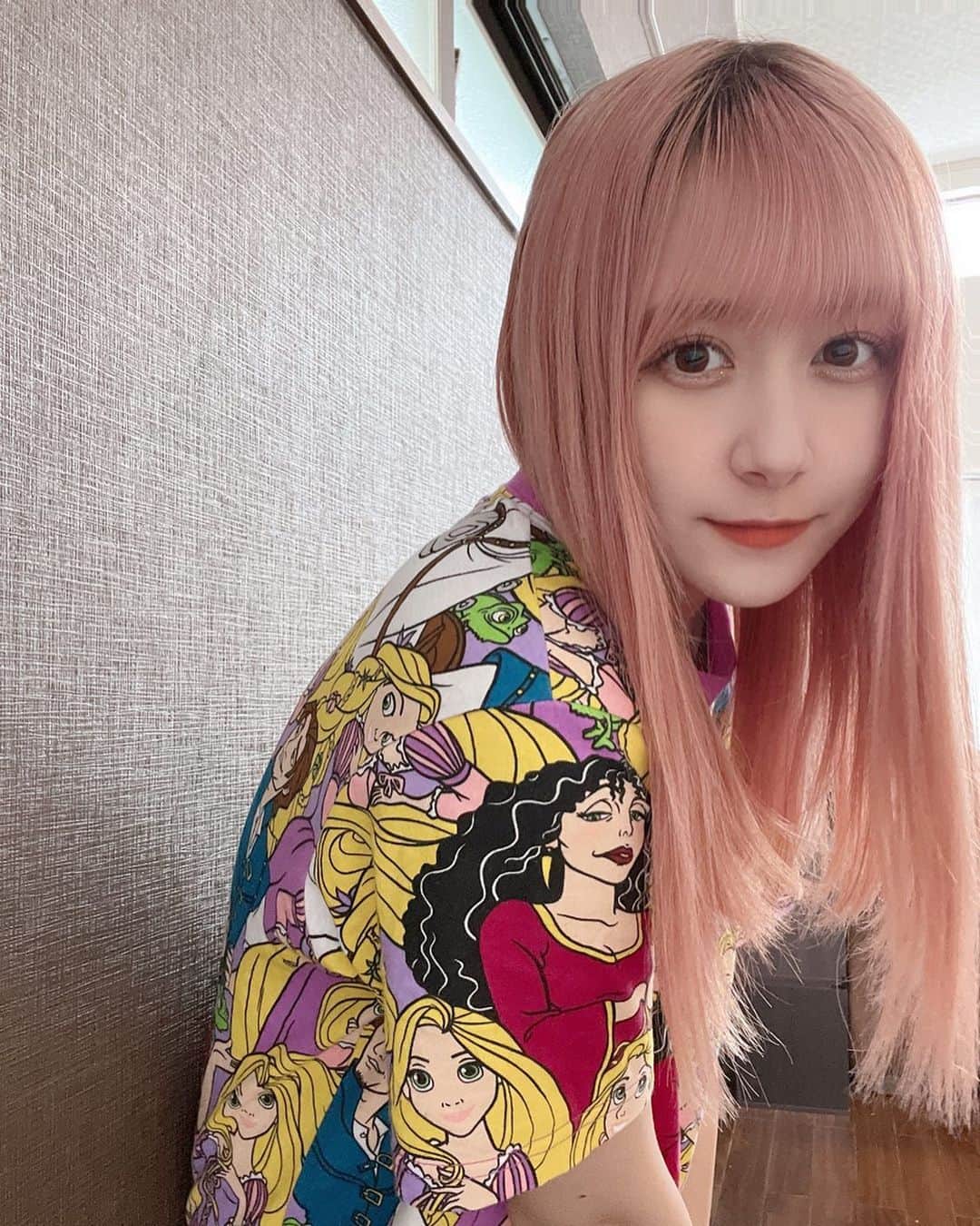 兼次桜菜のインスタグラム：「何か1番袖の方にいるラプンツェルの顔おもろくない？😂😂」