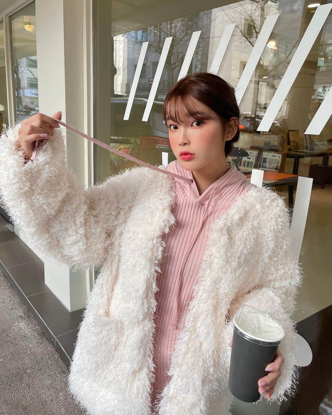 Chuuのインスタグラム：「한파 녹이는 츄블리 서타일💕  보들보들 포근함이 매력적인 퍼 자켓이에요:) 스타일링에 따라 데일리룩은 물론,  특별한 날에도 함께하기 좋으니 다양한 분위기로 연출해보세요✨ #chuu #chuuseoul」