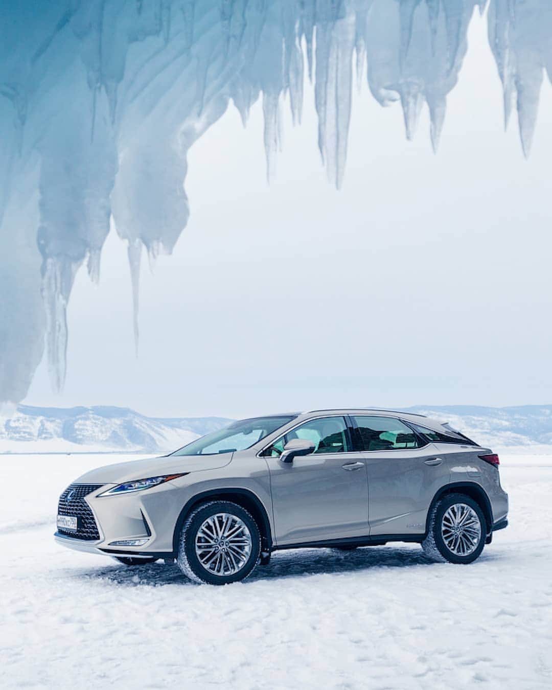 Lexus UKさんのインスタグラム写真 - (Lexus UKInstagram)「Explore the icy Siberian tundra in the #LexusRX.  #Design #CarDesign #Automotive #Lexus #CarsofInstagram #LuxuryTravel #Luxury #Lexus #Ice #Siberia #LakeBaikal」1月8日 22時01分 - lexusuk