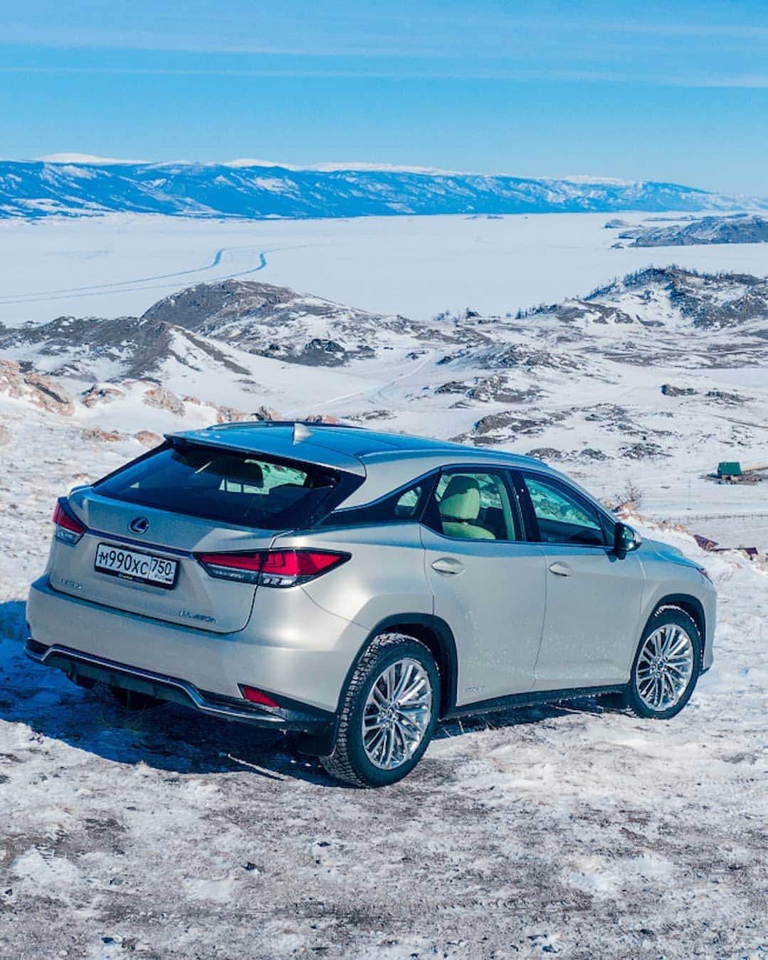 Lexus UKさんのインスタグラム写真 - (Lexus UKInstagram)「Explore the icy Siberian tundra in the #LexusRX.  #Design #CarDesign #Automotive #Lexus #CarsofInstagram #LuxuryTravel #Luxury #Lexus #Ice #Siberia #LakeBaikal」1月8日 22時01分 - lexusuk